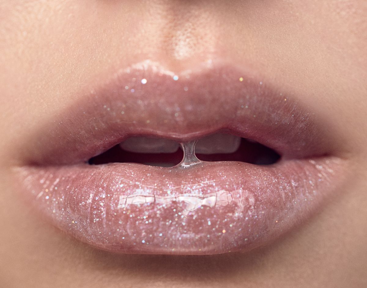 Fotografia de Kourosh Sotoodeh. Maquilhagem de Deanna Malluso. Modelo Delilah Koch. Vogue Portugal, Setembro de 2021