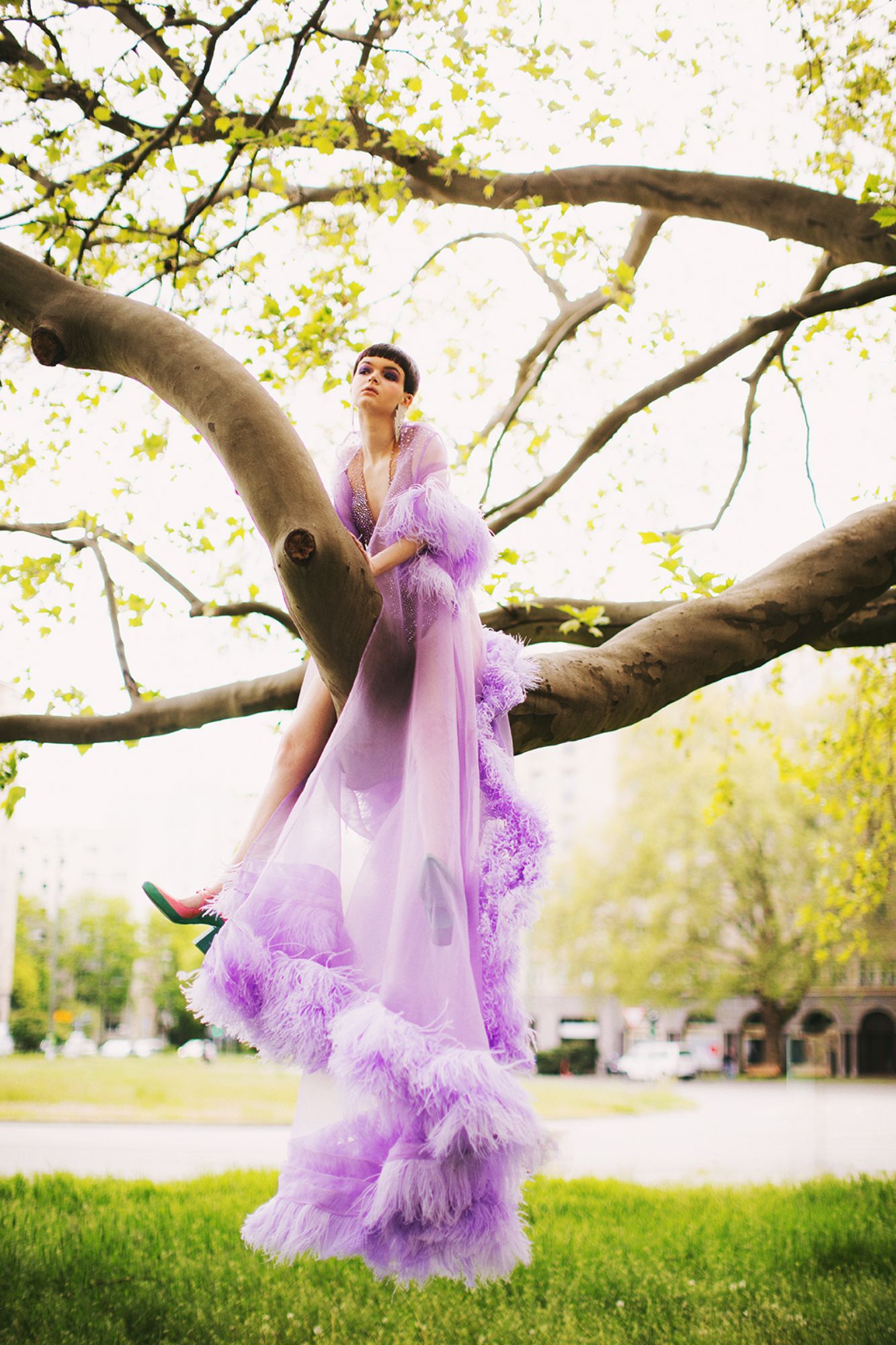 Body e capa, ambos Jasmin Erbas Couture. Brincos, Alessandra Rich. Sapatos da produção.