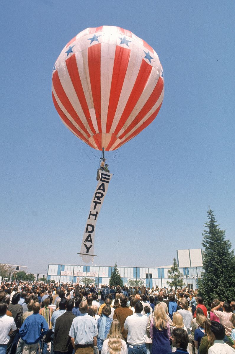 Alunos do Cerritos College colocam no ar um grande balão durante o evento que comemorou o primeiro Dia da Terra, 22 de abril de 1970. © Getty Images