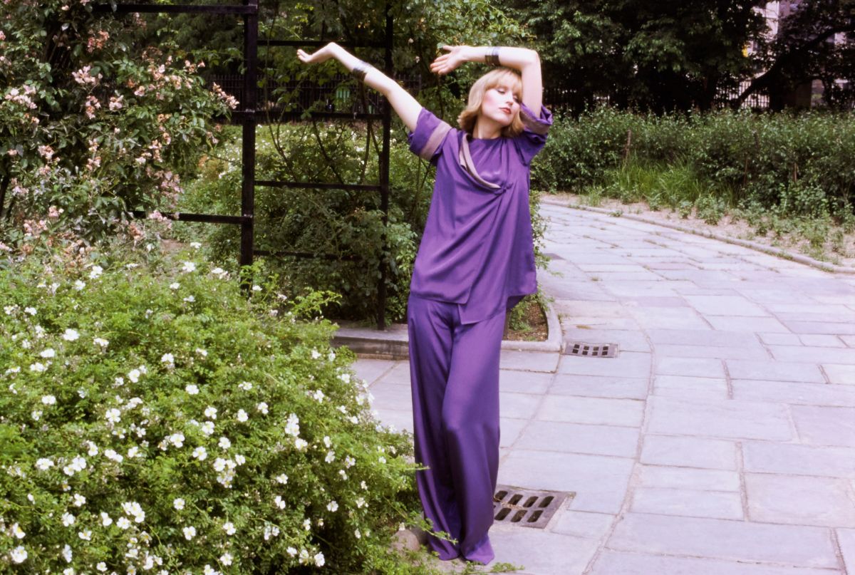 Chris Royer fotografada com um set de duas peças Calvin Klein para a Vogue, em 1975. © Deborah Turbeville/Conde Nast via Getty Images