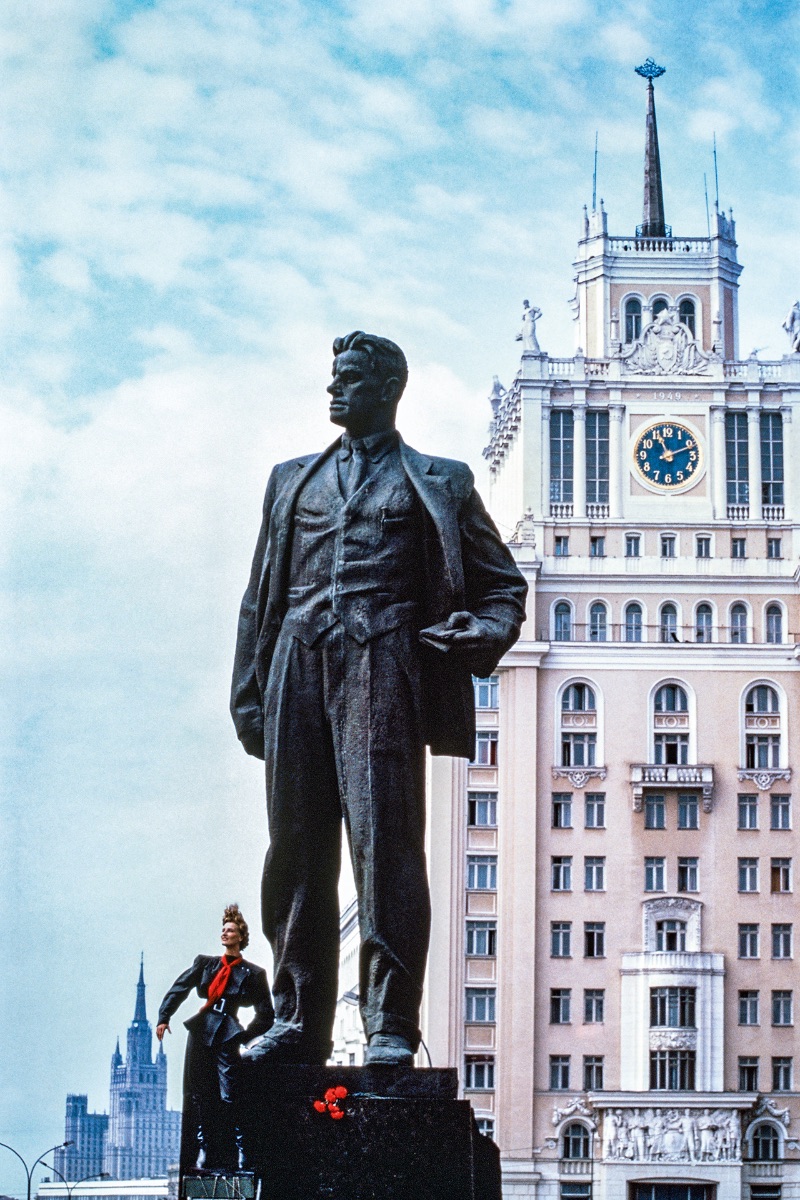 Estátua Mayakovsky (Moscovo, Rússia), 1986. Angela Wilde veste Mugler Pionnière. @Thierry Mugler
