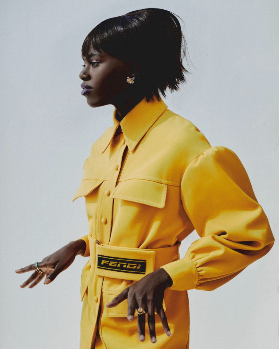 Camila: trench coat, Fendi. Brincos e anel com esmeralda, Mariana Pelegrini. Anel na mão esquerda, Sauer.