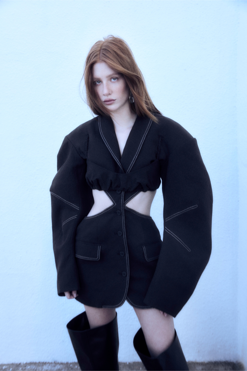 Blusa e sapatos, SAINT LAURENT BY ANTHONY VACCARELLO. Earrings, BALMAIN. Cuecas, TOM FORD. Collants, WOLFORD.  ; vestido, MUGLER. Botas, BALENCIAGA. 