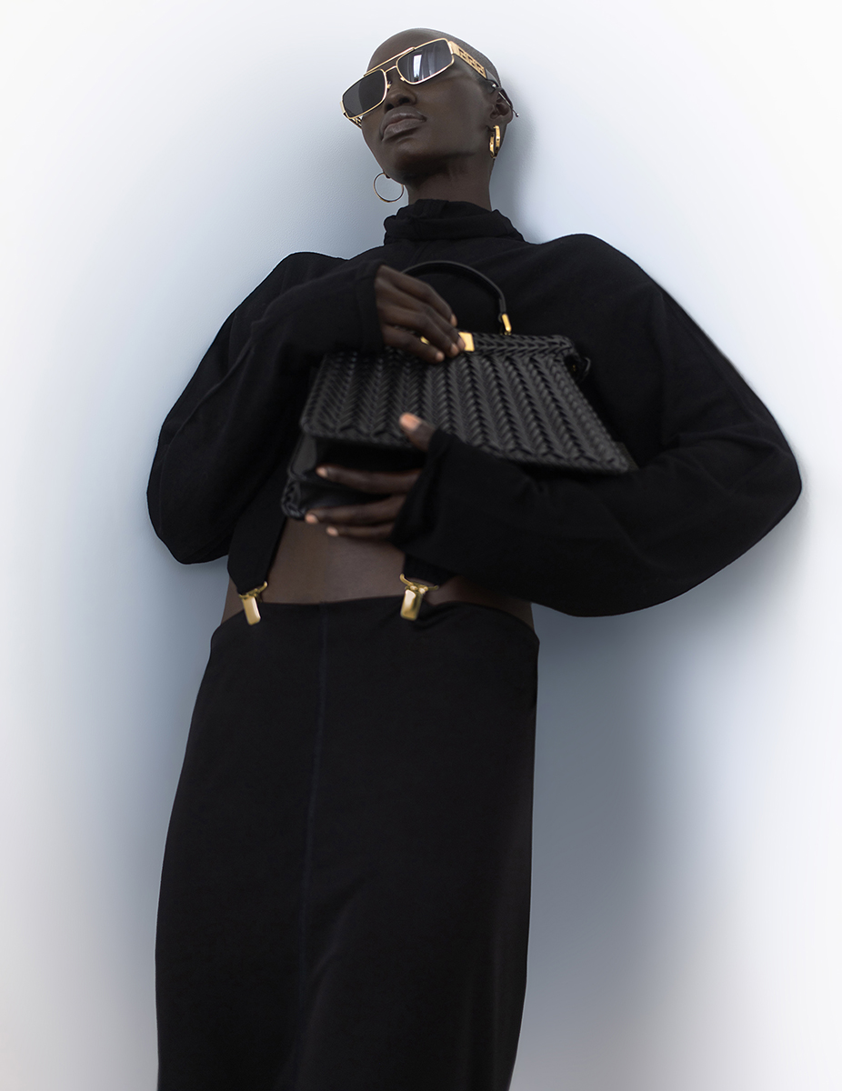 Casaco e saia, PRADA. Camisola, GIVENCHY. Colar, SONNIA JEWELLERY DESIGN.