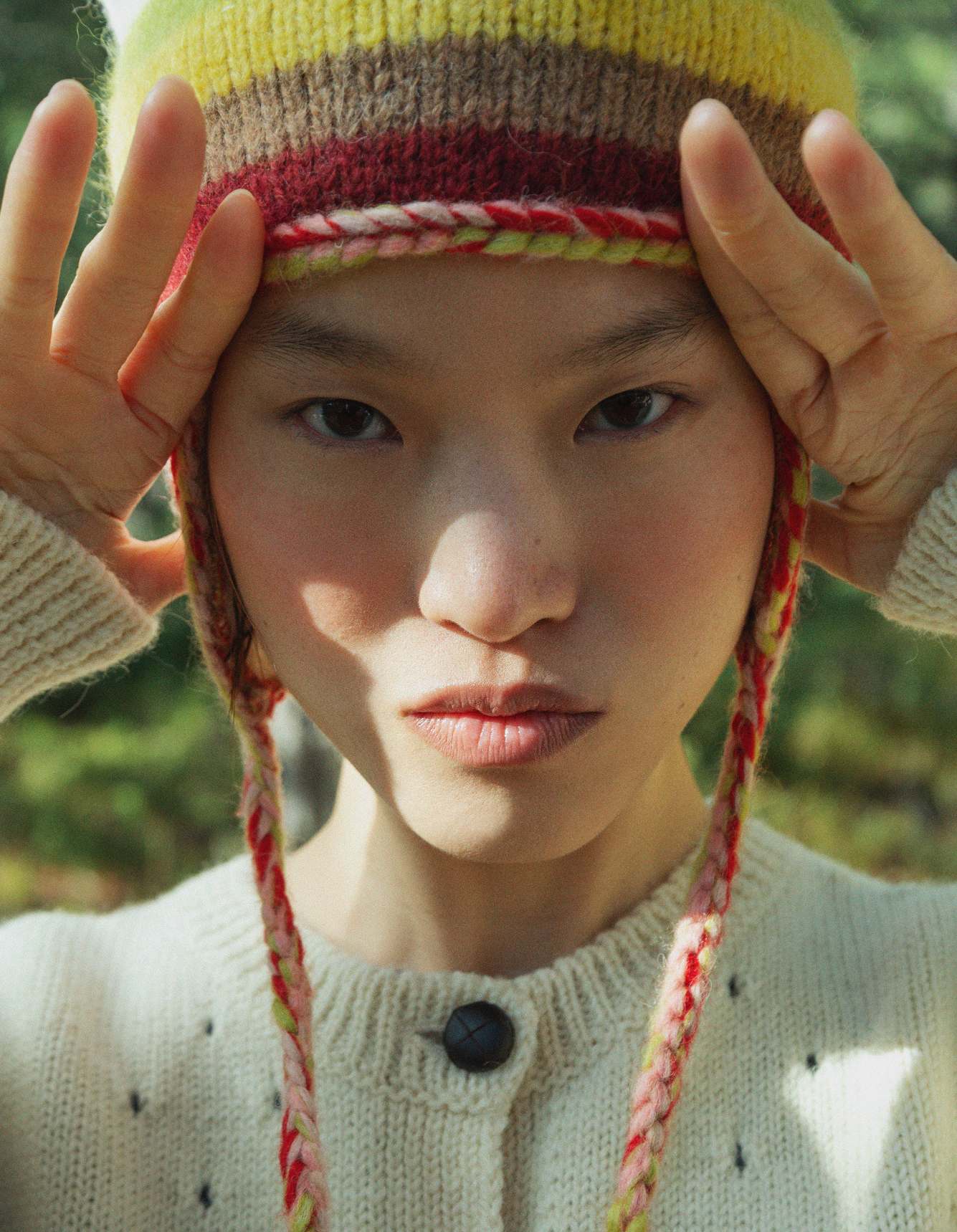 Casaco, MOLLY GODDARD. Gorro, ALANUI.