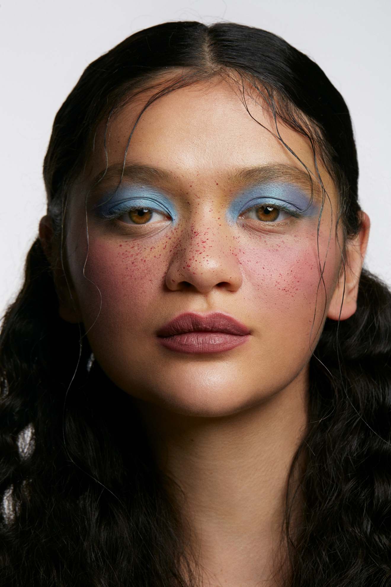 Nyanwei: primer Prep + Prime Natural Radiance, € 49, base Studio Radiance Face&Body, no tom W8, € 45 e pó translúcido Blot Powder, no tom Deep Dark, € 39, tudo MAC COSMETICS em PERFUMESECOMPANHIA.PT. Corretor de olheiras Studio Fix Conceal and Correct Palette, no tom deep dark, € 49, e sombra de olhos Dazzleshadow Liquid, € 29, MAC COSMETICS em ELCORTEINGLES.PT. Pigmento em creme (usado nos olhos) Pro Lip Palette, nos tons Deep Red e Magic Egyptian, MAC COSMETICS. Sombra de olhos Pro Paint Palette, MORPHE. Josie: base Studio Radiance Face&Body, no tom C1, € 45, lápis de lábios, no tom Chestnut, € 27, MAC COSMETICS em ELCORTEINGLES.PT. Corretor de olheiras Radiant Creamy Concealer, € 38, NARS em SEPHORA.PT. Pigmento em pó Glamour Glow Palette, nos tons Sun Kissed e Sweet Plum, KRYOLAN. Pigmento em creme (usado nos olhos) 12 Flash Color Case, nos tons Turquoise 000 e Bright Blue 014 e White 010, MAKE UP FOR EVER. Iluminador Shimmering Skin Perfector, € 46, BECCA em NOTINO.PT. Gloss Squirt Plumping Stick, no tom clear, € 27, MAC COSMETICS em PERFUMESECOMPANHIA.PT. Spray de cabelo More Inside Shimmering Mist, € 25,10, e mousse More Inside Volume Boost, € 26,20, DAVINES. Maddux: pigmento em creme (usado no rosto) HD Skin All-In-One Palette, € 86, MAKE UP FOR EVER em SEPHORA.PT. Iluminador Ambient Lighting Palette, no tom Dlm Light, € 78, HOURGLASS em SEPHORA.PT. Pó translucido, € 44,95, LAURA MERCIER em LOOKFANTASTIC.PT. Pigmento em creme (usado nos olhos) Visepro Editorial Brights, nos tons Periwinkle e Azure, € 49,96, VISEART PARIS. Sombra de olhos Petites Shimmers Coy, € 24,98, VISEART PARIS. Sombra de olhos Nouveau Palette, no tom Wings, € 60, ANASTASIA BEVERLY HILLS em SEPHORA.PT. Batom Sauna Lip Paint, nos tons Underdawg e Uncuffed, € 29, FENTY BEAUTY em SEPHORA.PT. Spray de cabelo Infinium Pure, € 30, L’ORÉAL PROFESSIONNEL em SEPHORA.PT. Spray de cabelo Pro Tecni Art Flex Pli, € 21,99, L’ORÉAL em PLURICOSMETICA.COM. Spray de cabelo Tecni Art Beach Waves, € 23,10, L’ORÉAL PROFESSIONNEL em WELLS.PT. Óleo de cabelo Elixir Ultime - L’Huile Originale, € 67, KÉRASTASE em SEPHORA.PT. Nyanwei: primer Prep + Prime Natural Radiance, € 49, base Studio Radiance Face&Body, no tom W8, € 45 e pó translúcido Blot Powder, no tom Deep Dark, € 39, tudo MAC COSMETICS em PERFUMESECOMPANHIA.PT. Corretor de olheiras Studio Fix Conceal and Correct Palette, no tom deep dark, € 49, e sombra de olhos Dazzleshadow Liquid, € 29, MAC COSMETICS em ELCORTEINGLES.PT. Pigmento em creme (usado nos olhos) Pro Lip Palette, nos tons Deep Red e Magic Egyptian, MAC COSMETICS. Sombra de olhos Pro Paint Palette, MORPHE. Josie: base Studio Radiance Face&Body, no tom C1, € 45, lápis de lábios, no tom Chestnut, € 27, MAC COSMETICS em ELCORTEINGLES.PT. Corretor de olheiras Radiant Creamy Concealer, € 38, NARS em SEPHORA.PT. Pigmento em pó Glamour Glow Palette, nos tons Sun Kissed e Sweet Plum, KRYOLAN. Pigmento em creme (usado nos olhos) 12 Flash Color Case, nos tons Turquoise 000 e Bright Blue 014 e White 010, MAKE UP FOR EVER. Iluminador Shimmering Skin Perfector, € 46, BECCA em NOTINO.PT. Gloss Squirt Plumping Stick, no tom clear, € 27, MAC COSMETICS em PERFUMESECOMPANHIA.PT. Spray de cabelo More Inside Shimmering Mist, € 25,10, e mousse More Inside Volume Boost, € 26,20, DAVINES. Maddux: pigmento em creme (usado no rosto) HD Skin All-In-One Palette, € 86, MAKE UP FOR EVER em SEPHORA.PT. Iluminador Ambient Lighting Palette, no tom Dlm Light, € 78, HOURGLASS em SEPHORA.PT. Pó translucido, € 44,95, LAURA MERCIER em LOOKFANTASTIC.PT. Pigmento em creme (usado nos olhos) Visepro Editorial Brights, nos tons Periwinkle e Azure, € 49,96, VISEART PARIS. Sombra de olhos Petites Shimmers Coy, € 24,98, VISEART PARIS. Sombra de olhos Nouveau Palette, no tom Wings, € 60, ANASTASIA BEVERLY HILLS em SEPHORA.PT. Batom Sauna Lip Paint, nos tons Underdawg e Uncuffed, € 29, FENTY BEAUTY em SEPHORA.PT. Spray de cabelo Infinium Pure, € 30, L’ORÉAL PROFESSIONNEL em SEPHORA.PT. Spray de cabelo Pro Tecni Art Flex Pli, € 21,99, L’ORÉAL em PLURICOSMETICA.COM. Spray de cabelo Tecni Art Beach Waves, € 23,10, L’ORÉAL PROFESSIONNEL em WELLS.PT. Óleo de cabelo Elixir Ultime - L’Huile Originale, € 67, KÉRASTASE em SEPHORA.PT.