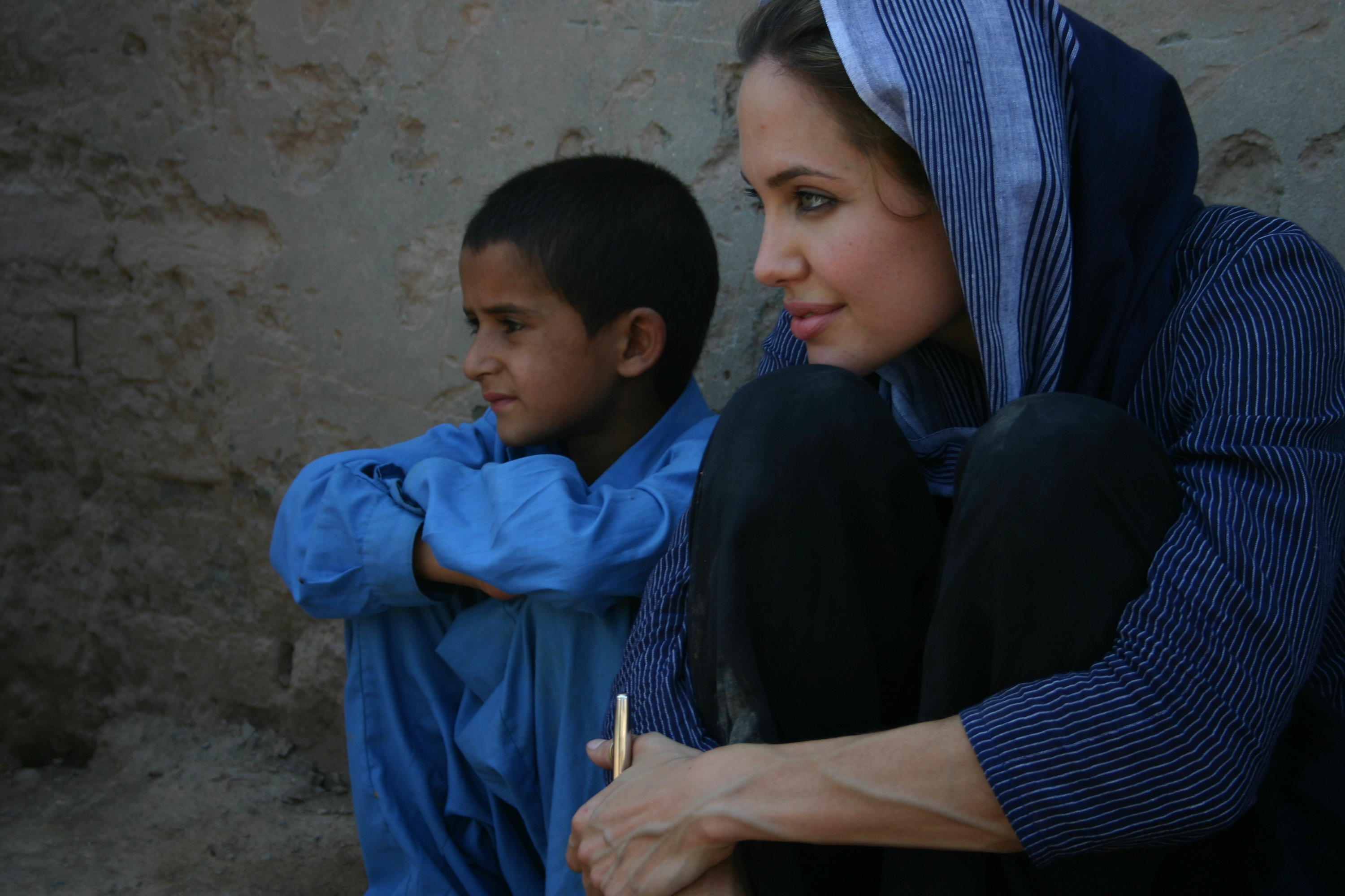 Paquistão, Angelina Jolie visita refugiados afegãos