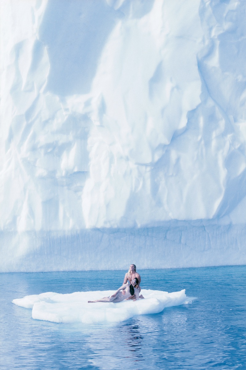 Disko Bay (Gronelândia), 1987. Anna Bayle e Tom Lust vestem Paillettes Polaires de Mugler.