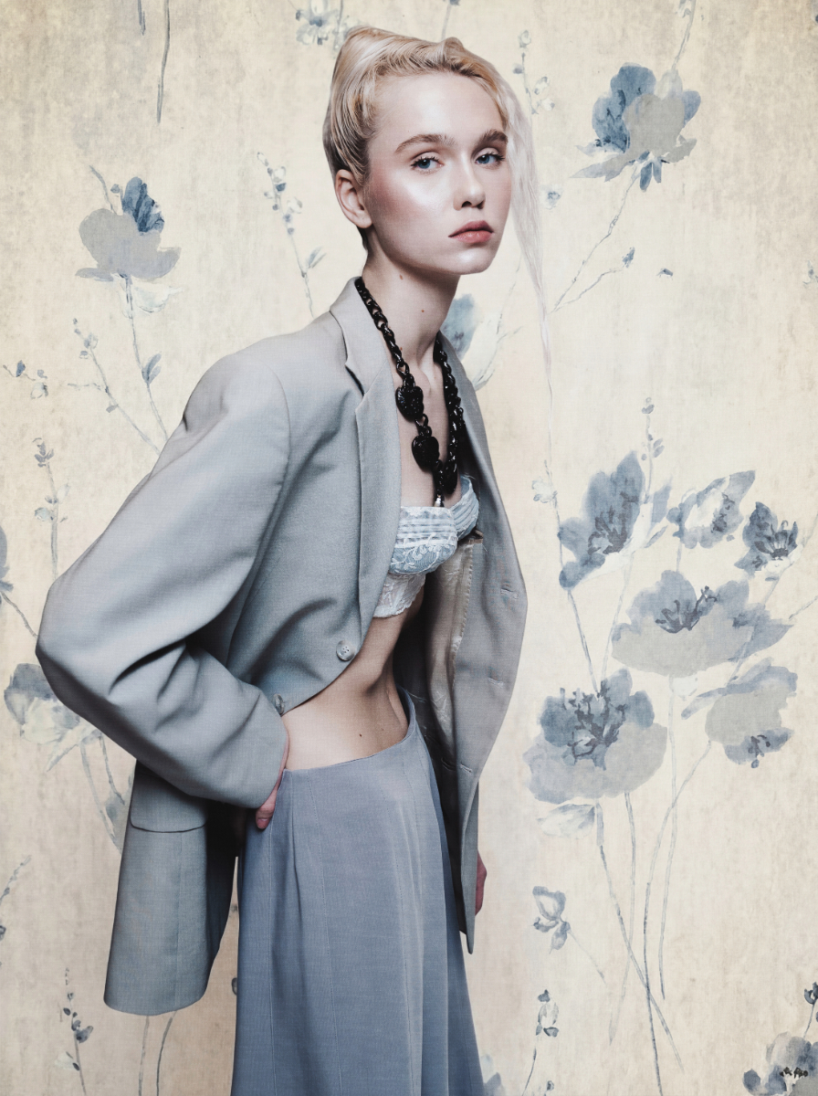 Blazer, soutien e meias, da produção. Saia, SARTORIA MILANESE. Colar vintage, JOHN GALLIANO. Sapatos, VALENTINA ANNUNZIATA.