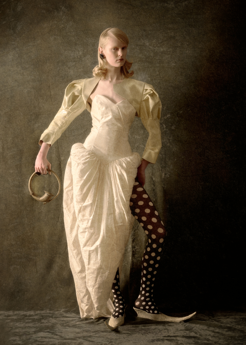 Casaco, ALICIA SIERRA. Vestido, AIMÉE VEENHOF. Brincos, anéis e sapatos, tudo da produção. Collants, EMILIO CAVALLINI.