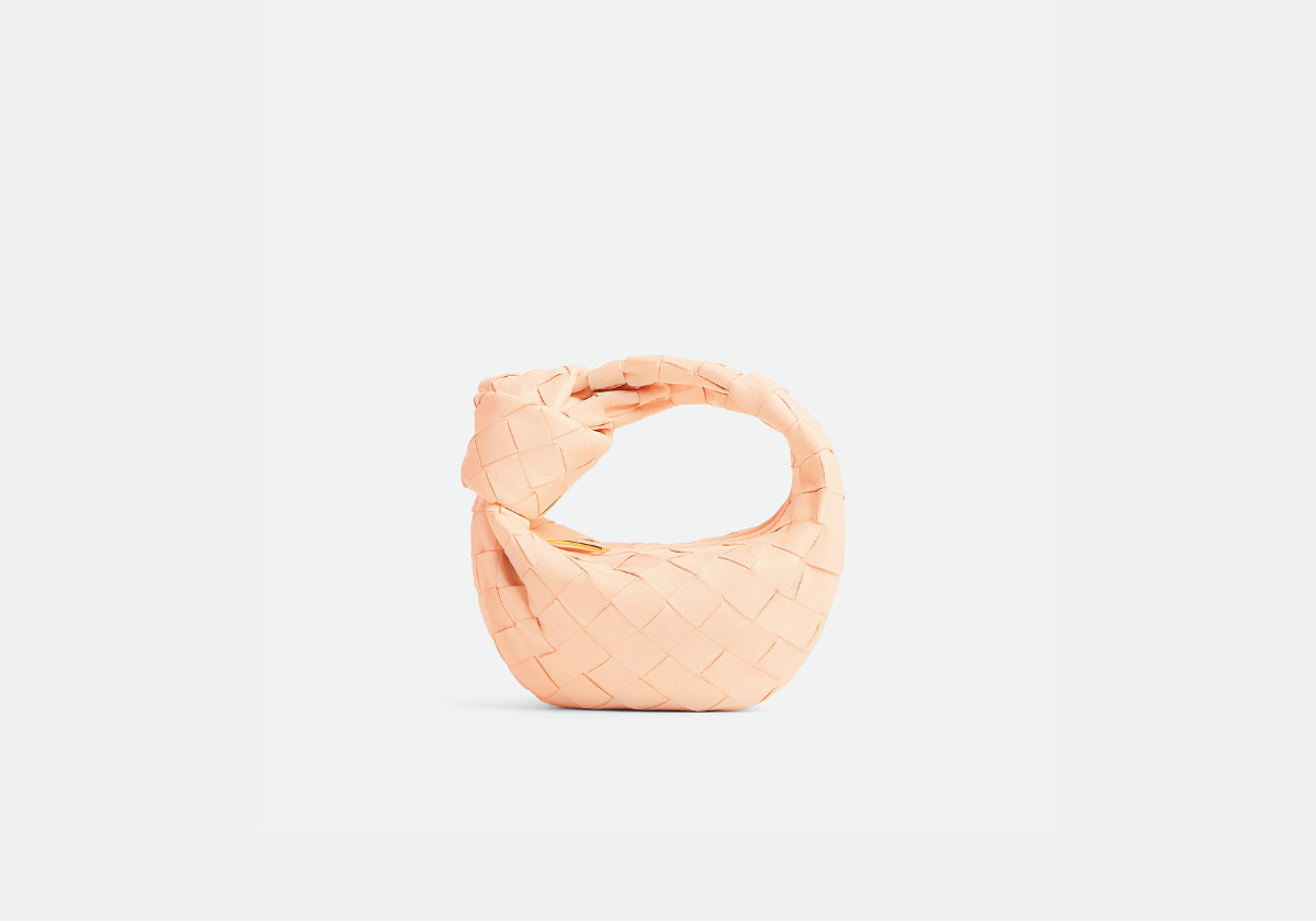 Carteira Candy Jodie em pele, € 1.300, Bottega Veneta.