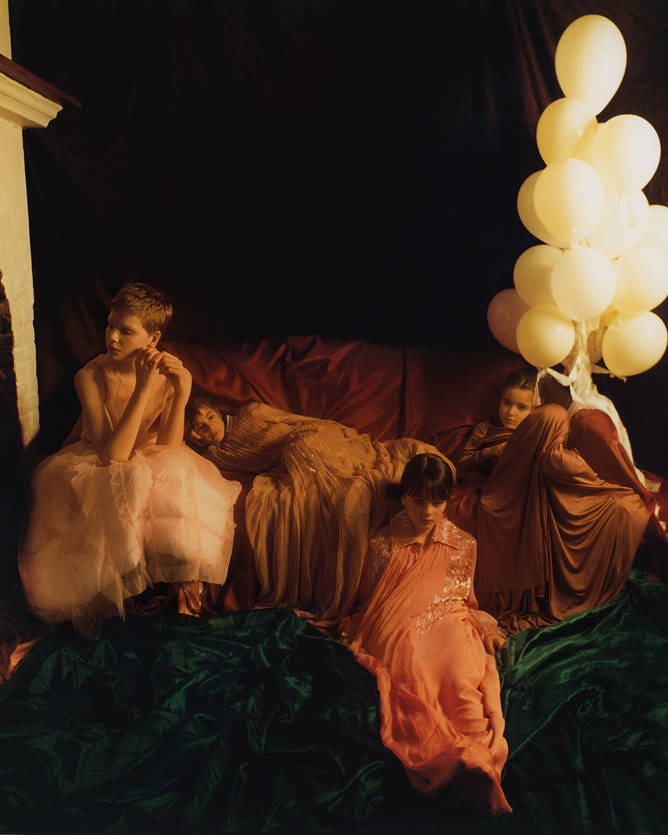 Fotografia de Elina Kechicheva, com realização de Simon Pylyser. Modelos Minnie Wastie, Camélia Petit, Charline Philippi, Ewan Lorans e Lili Roques. Vogue Portugal, Dezembro de 2018