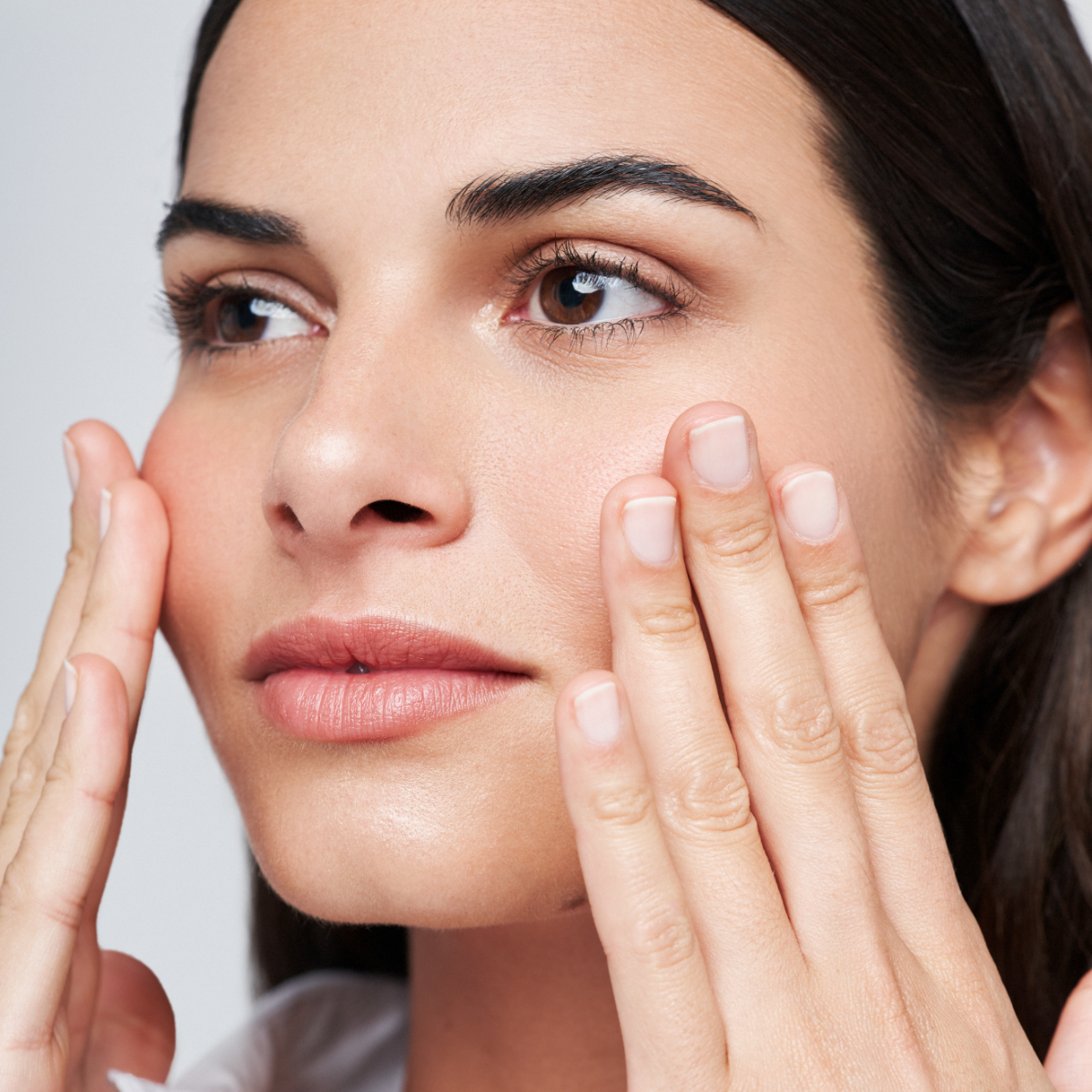 O novo skinretin® 0,3% combina 0,3% de retinol puro com 0,7% de bakuchiol.