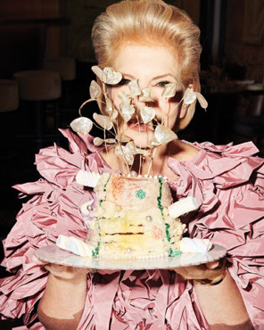 Lili Caneças by Branislav Simoncik. Styling by Larissa Marinho. Cake, Cracked Bolos by Pedro Brito.