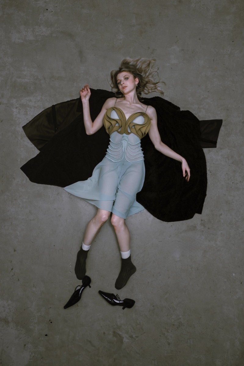 Anais: vestido, ANDREA VENTURI. Casaco, ETTORE POLI. Brincos, meias e sapatos, tudo da produção; Anais: vestido, TOMMASO RICCIARDI. Mangas, ANNA BORRIELLO. Giulia: casaco, VALENTINA VILLANI & GIULIA SANTIS. Soutien e saia, GIULIA GAGLIARDI. Botas, da produção.
