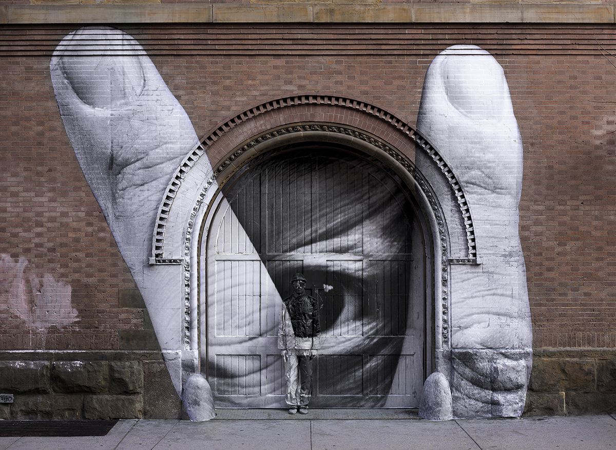 Num prédio da 11 Spring Street (uma rua icónica para a street art), JR colaborou com o artista chinês Liu Bolin e tornou-se “invisível” à frente de um olho de Bolin. // Nova Iorque, Estados Unidos, 19 de março de 2012.