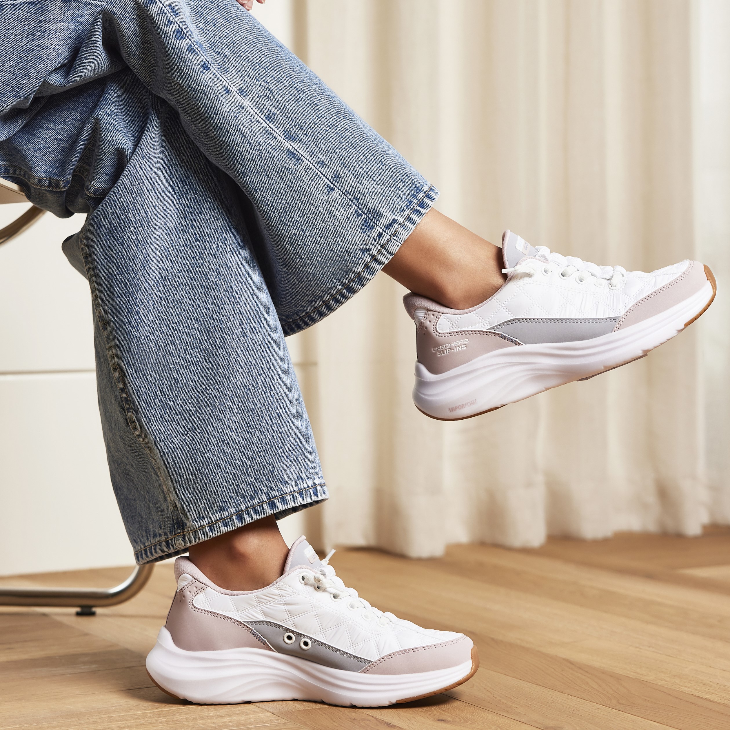 À esquerda: Slip-ins - Cozy Fit. À direita: Slip-ins - Glide-Step Altus.