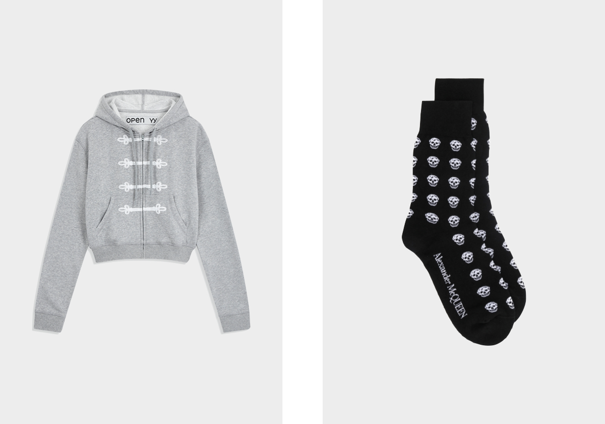 Casaco em algodão e poliéster, preço sob consulta, Open YY; meias Skull, € 85, Alexander McQueen, em farfetch.com.