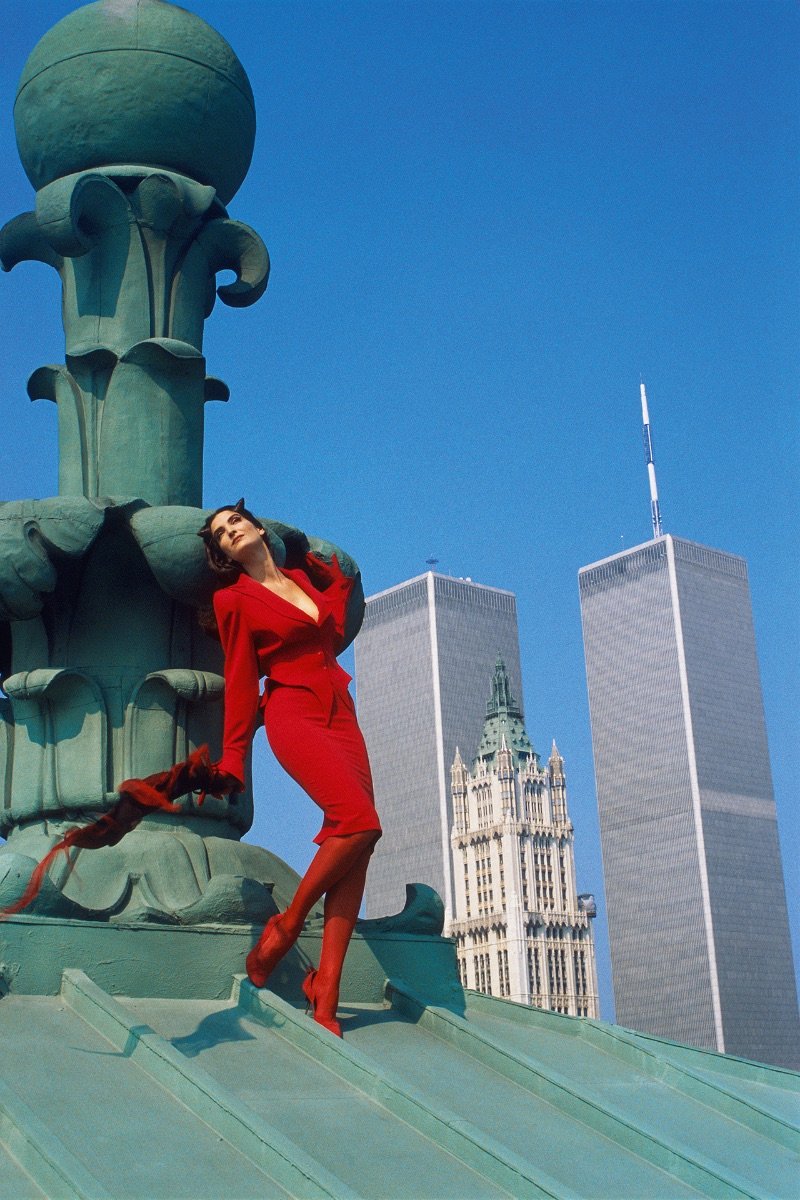 Nova Iorque (EUA), 1988. Carol Wilson veste o Tailleur Vampire de Mugler. ©Thierry Mugler