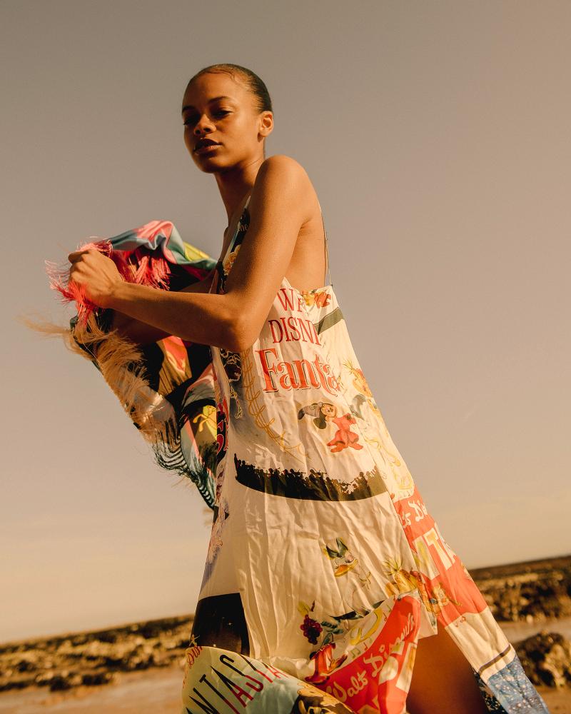 Vestidos (um deles usado como lenço), ambos STELLA MCCARTNEY. Botas, ROKER. Vestidos (um deles usado como lenço), ambos STELLA MCCARTNEY. Botas, ROKER.