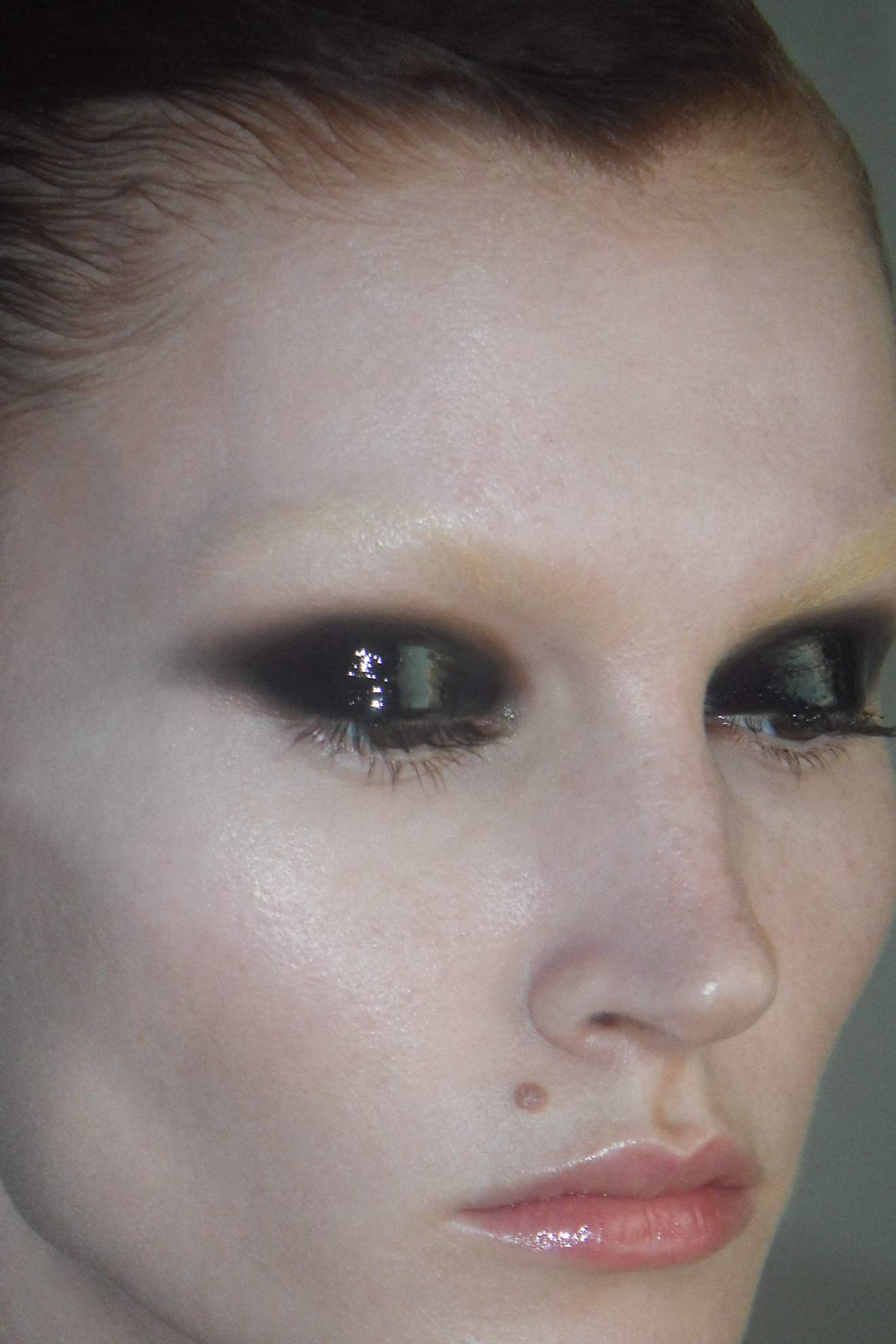 Base Fresh Touch Foundation, no tom 00W, € 43, e corretor de olheiras Everywear Concealer, no tom fair, € 34, RABANNE MAKEUP em SEPHORA.PT. Pigmento em creme Hy-Power Pigment Paint, no tom Black Onyx Matte, € 26, HAUS LABS. Sombra de olhos Artist Color Shadow, no tom M608, MAKE UP FOR EVER. Lipgloss (usado nos olhos) Lipglass, no tom Clear, € 27, MAC COSMETICS em SEPHORA.PT. Batom Addict Lip Glow, no tom 001, € 48, DIOR em SEPHORA.PT. Base Fresh Touch Foundation, no tom 00W, € 43, e corretor de olheiras Everywear Concealer, no tom fair, € 34, RABANNE MAKEUP em SEPHORA.PT. Pigmento em creme Hy-Power Pigment Paint, no tom Black Onyx Matte, € 26, HAUS LABS. Sombra de olhos Artist Color Shadow, no tom M608, MAKE UP FOR EVER. Lipgloss (usado nos olhos) Lipglass, no tom Clear, € 27, MAC COSMETICS em SEPHORA.PT. Batom Addict Lip Glow, no tom 001, € 48, DIOR em SEPHORA.PT.