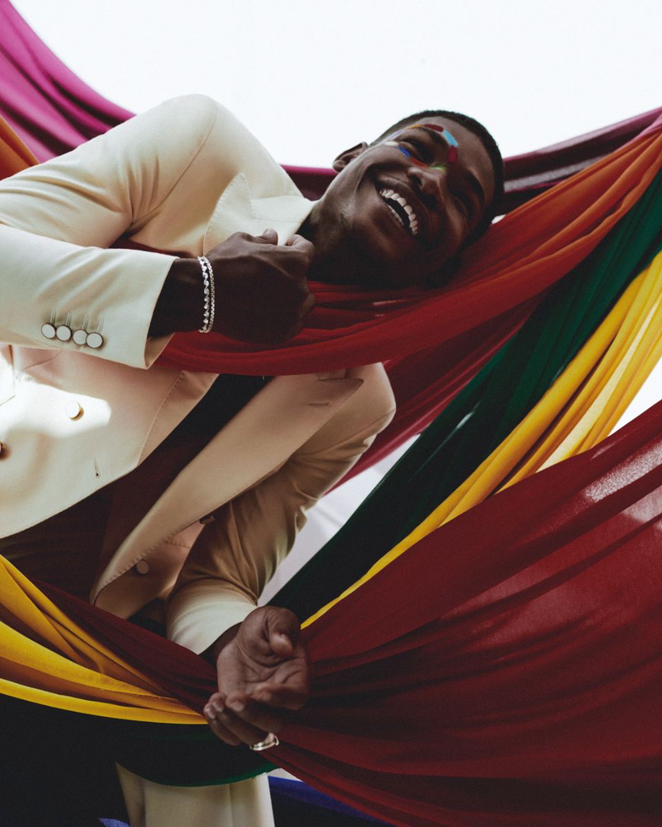 Elson: blazer e calças, tudo Louis Vuitton. Pulseiras e anel, tudo Quojoias.