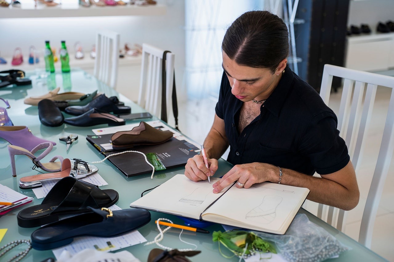 No Porto, Oldham trabalhou com Fátima Oliveira, com base nos seus esboços de sapatos.