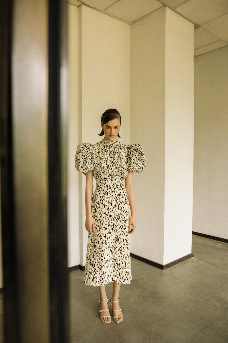 Vestido, Rotate Birger Christensen. Brincos, Golden Rules. Sapatos, Zara.
