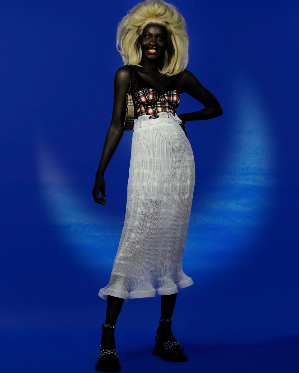 Saia, vestido, sandálias e carteira, tudo Burberry.