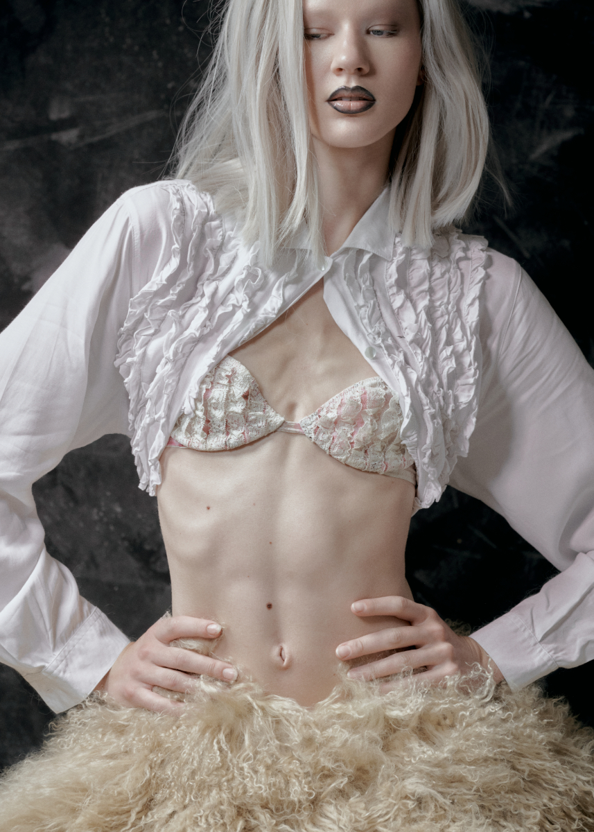  Camisola, da produção. Soutien, LA PERLA. Saia, LIEKE JONGMAN. Sapatos, SOPHIE TINÉ.