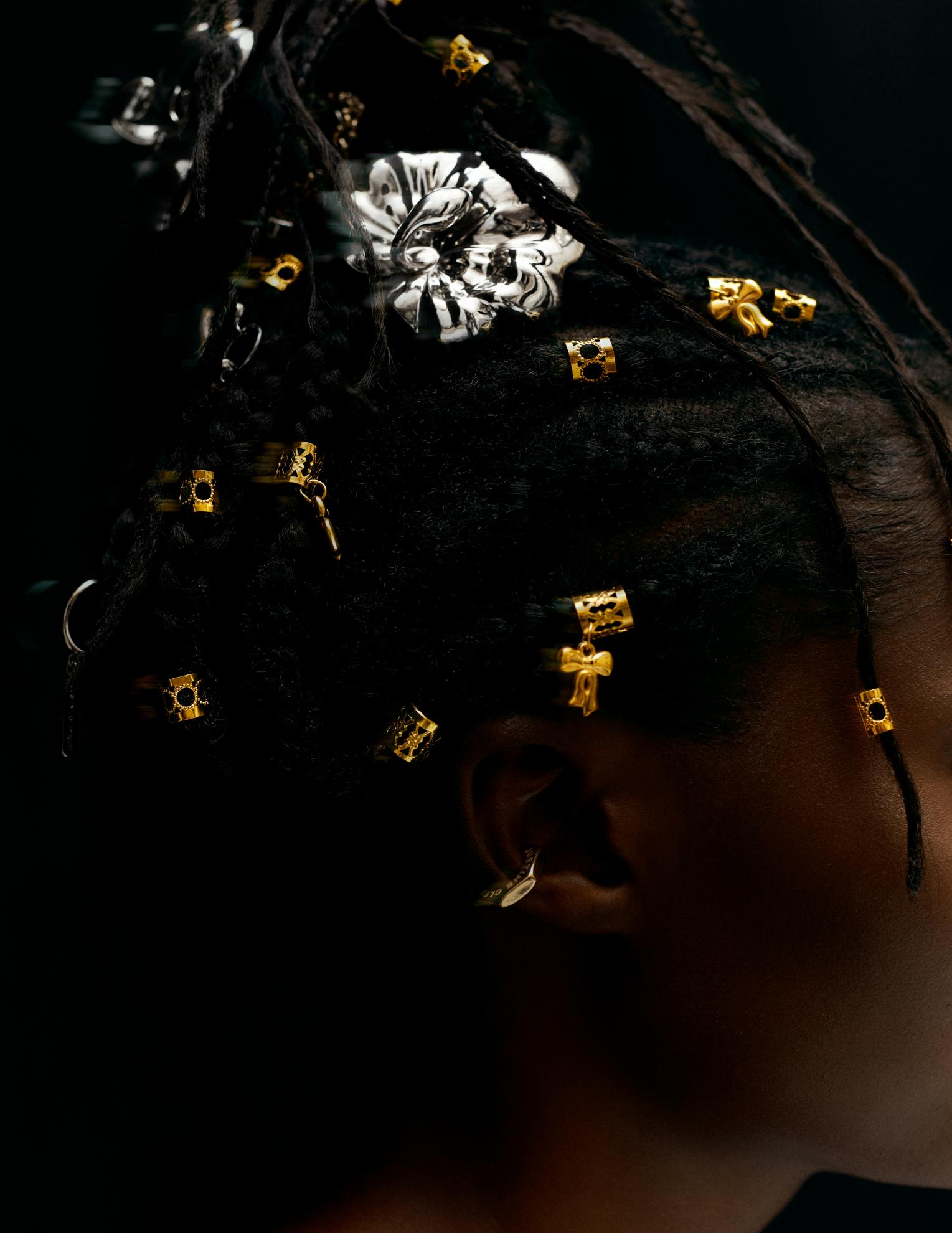 Ana: brinco Iris (usado no cabelo), em alumínio cromado, HUGO KREIT. Brinco e earcuff, ambos JUSTINE CLENbQUET.