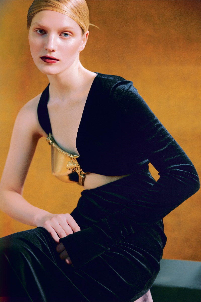 Vestido, IRRA. Sapatos, SAINT LAURENT BY ANTHONY VACCARELLO. Vestido, IRRA. Sapatos, SAINT LAURENT BY ANTHONY VACCARELLO.