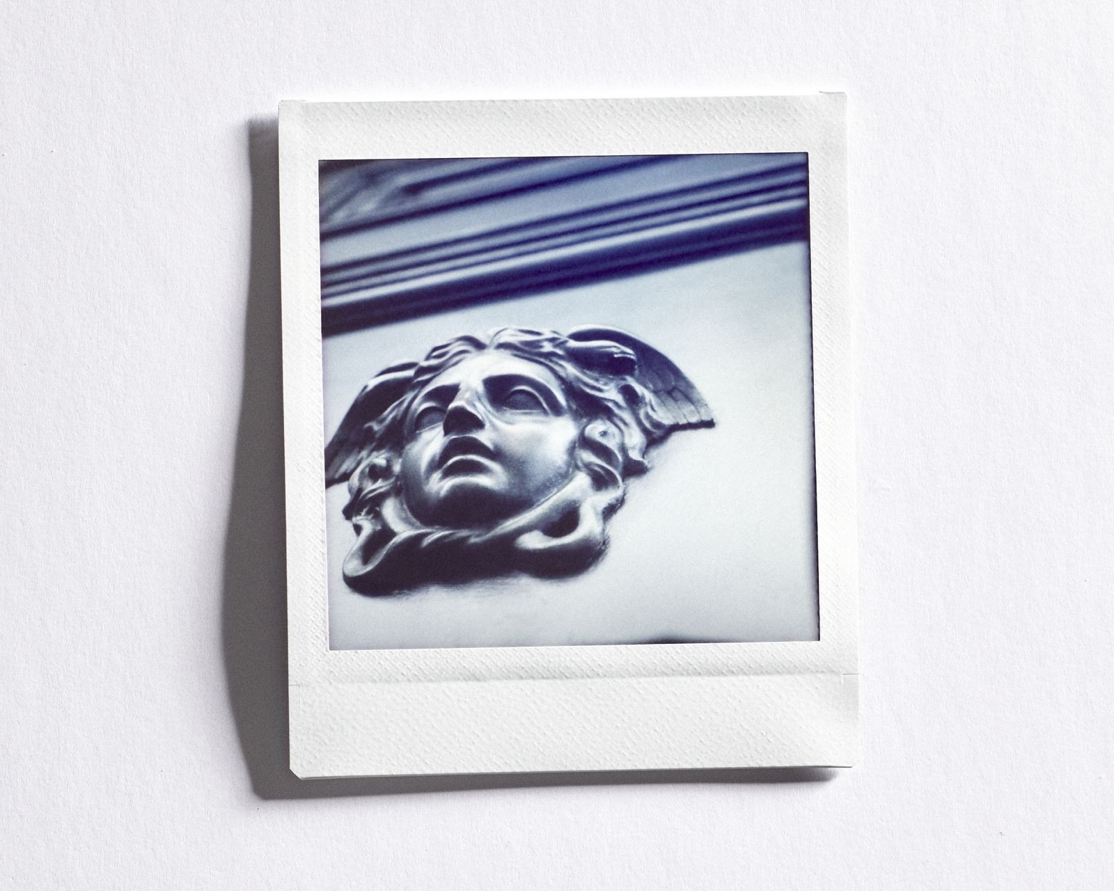 Uma polaroid da Medusa na porta do Palazzo Versace, por Camille Vivier