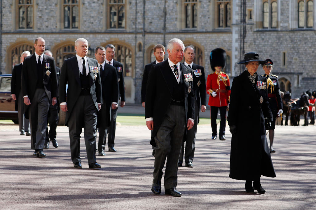 Anne, Princesa Real, Príncipe Charles, Príncipe de Gales, Príncipe Andrew, Duque de York, Príncipe Edward, Earl de Wessex, Príncipe William, Duque de Cambridge, Peter Phillips, Príncipe Harry, Duque de Sussex, Earl of Snowdon David Armstrong-Jones e Vice-Admiral Sir Timothy Laurence © Getty Images