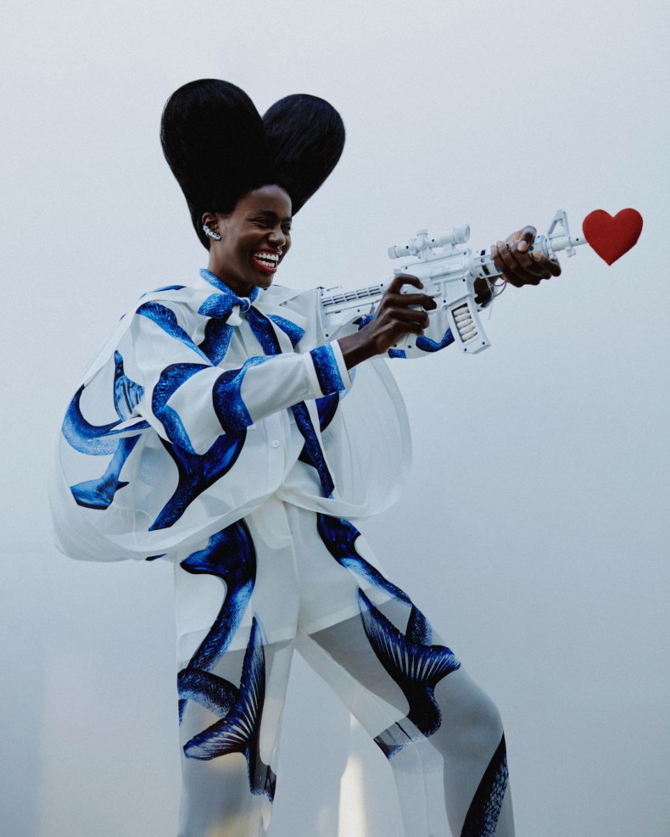 Camila: camisa e calças, tudo Burberry. Brinco e colar de usa como pulseira, ambos Mariana Pelegrini.