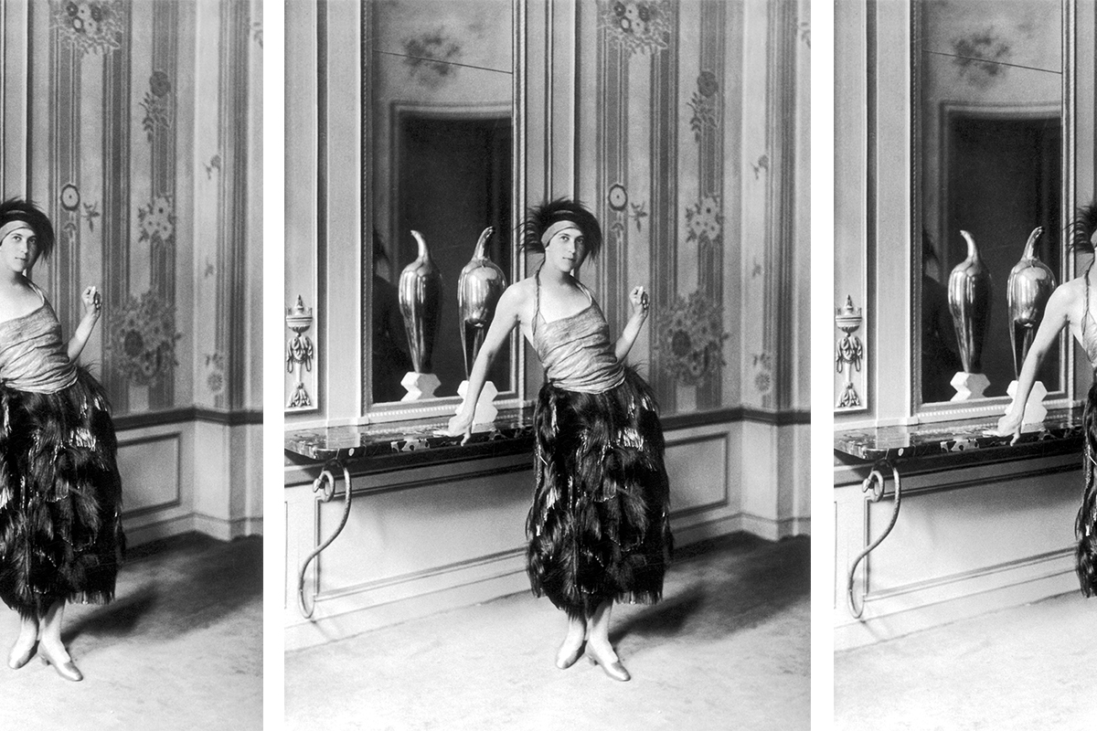 A esposa de Paul Poiret com um vestido desenhado pelo seu marido em 1919. © Getty Images