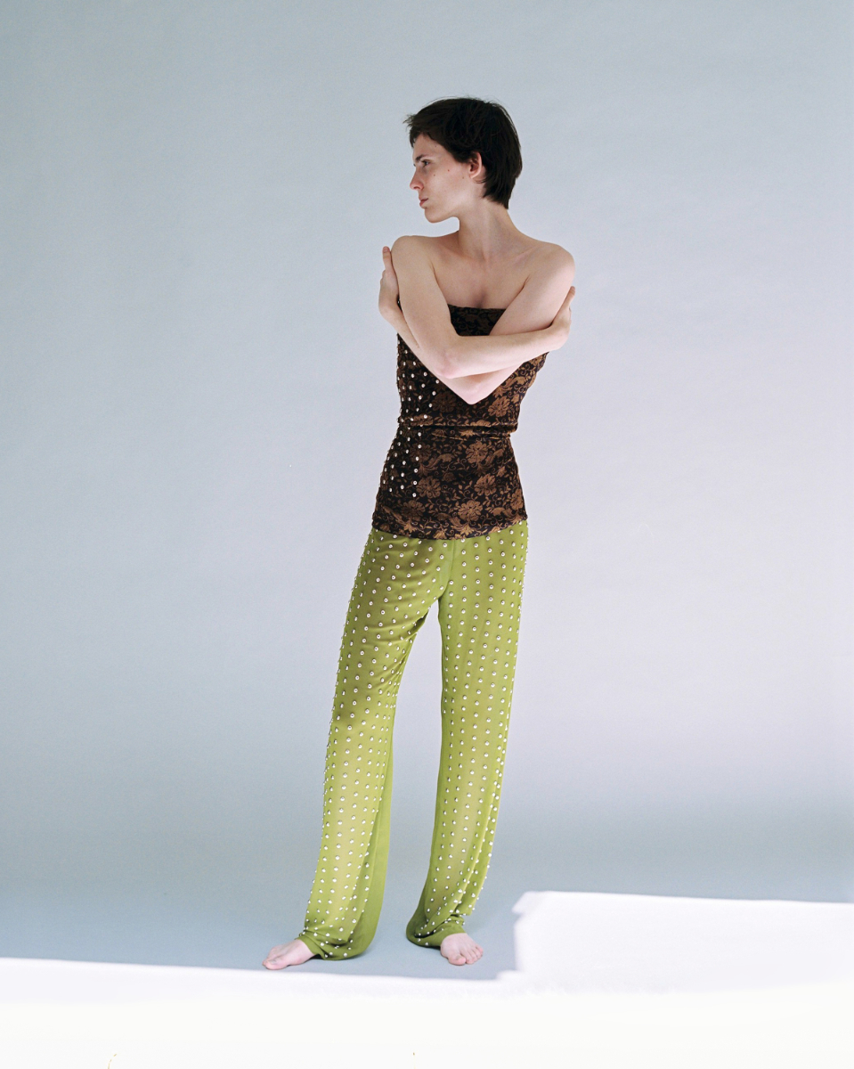Top e calças, DRIES VAN NOTEN; top, calças, carteira e sapatos, PRADA.