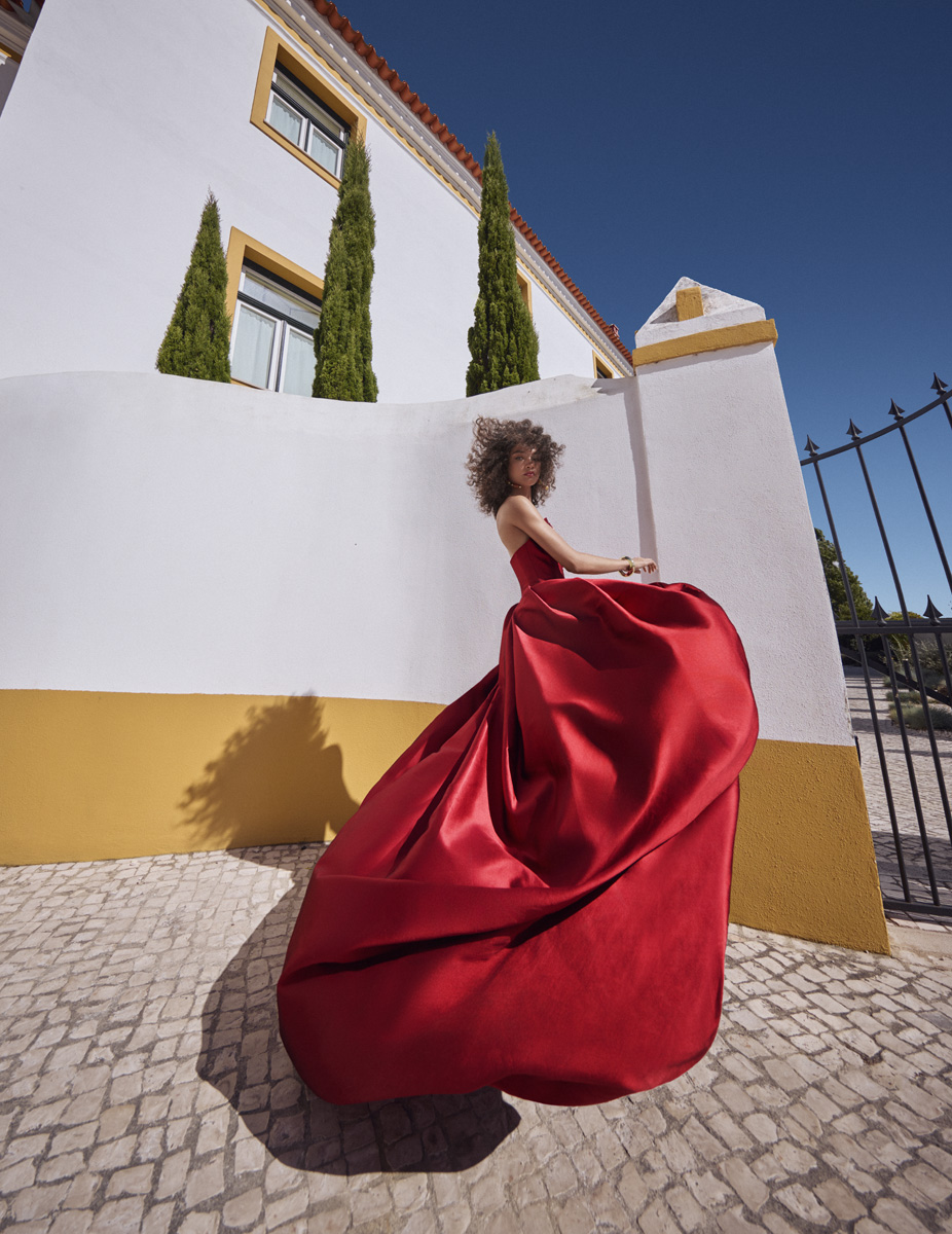 Vestido, RAMI AL ALI. Brincos e pulseira, ANTIC TONIC.