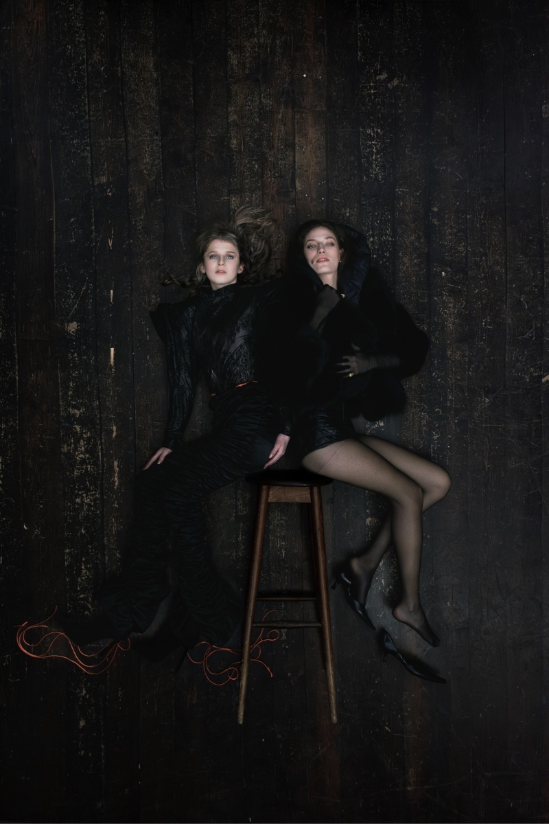 Anais: top, ELISA CARRIZZINI. Calças, GAIA FLUSSI. Botas, da produção. Giulia: casaco, GIADA TOCCACIELI. Capuz, CAMILLA MILANO. Anéis, MARCO DE LUCA. Luvas e collants, da produção;