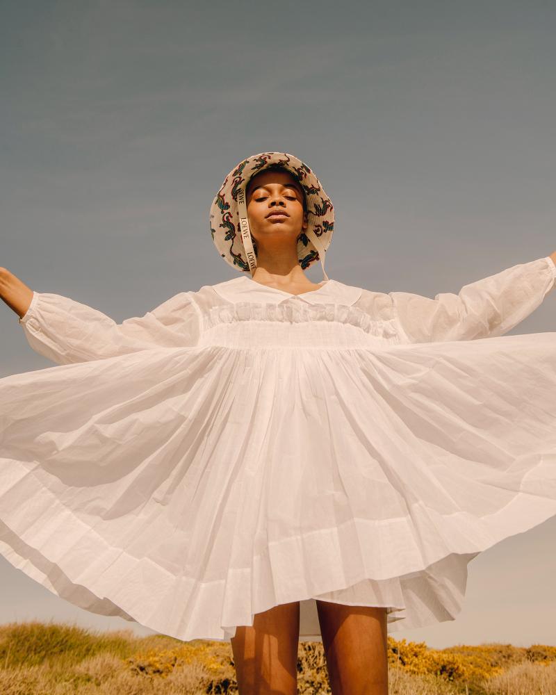 Vestido, MOLLY GODDARD. Chapéu, LOEWE, em MYTHERESA.COM.