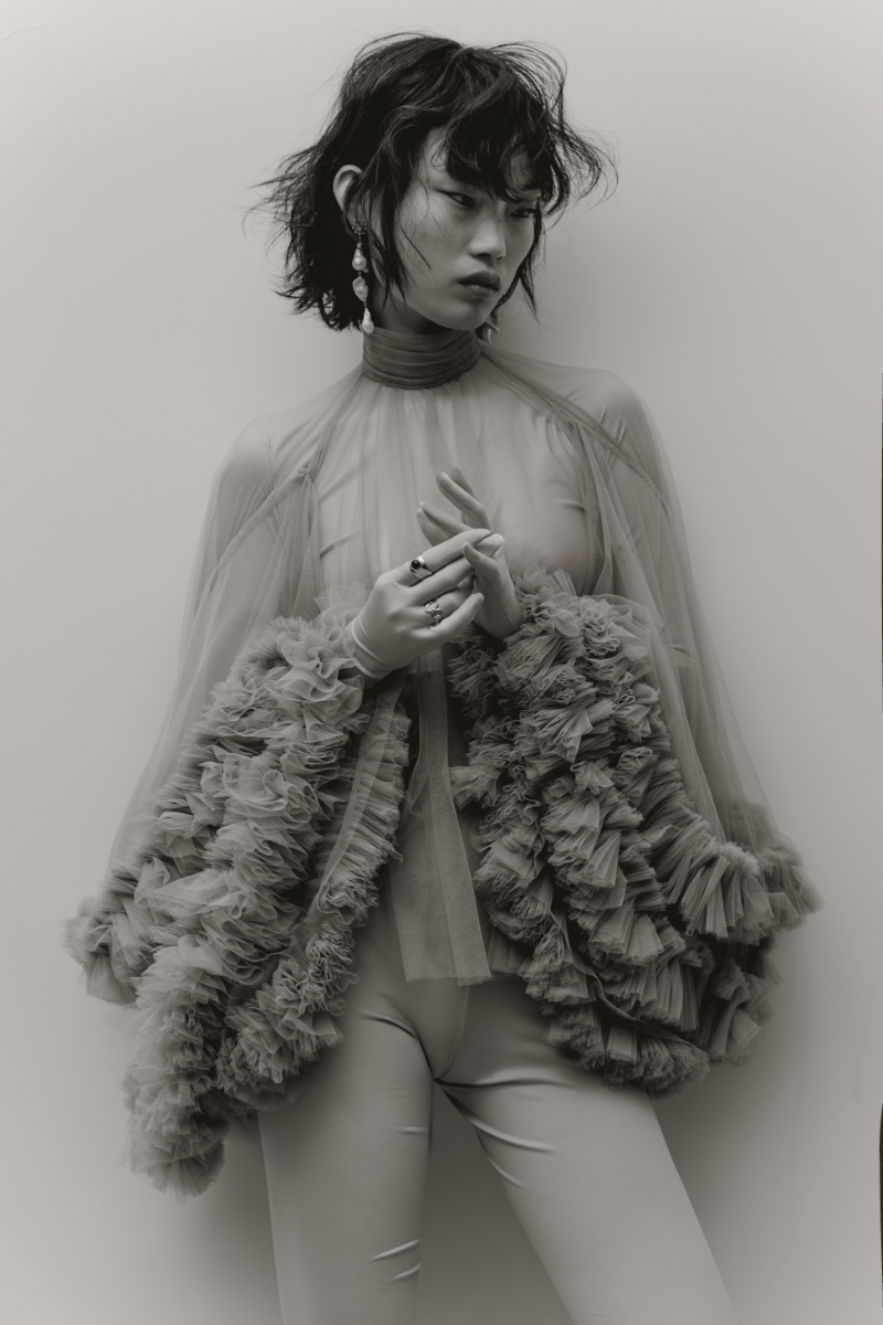 Blusa e bodysuit, ALVARO CALAFAT. Brincos e anéis, M DE PAULET. Sapatos, JUAN VIDAL. 