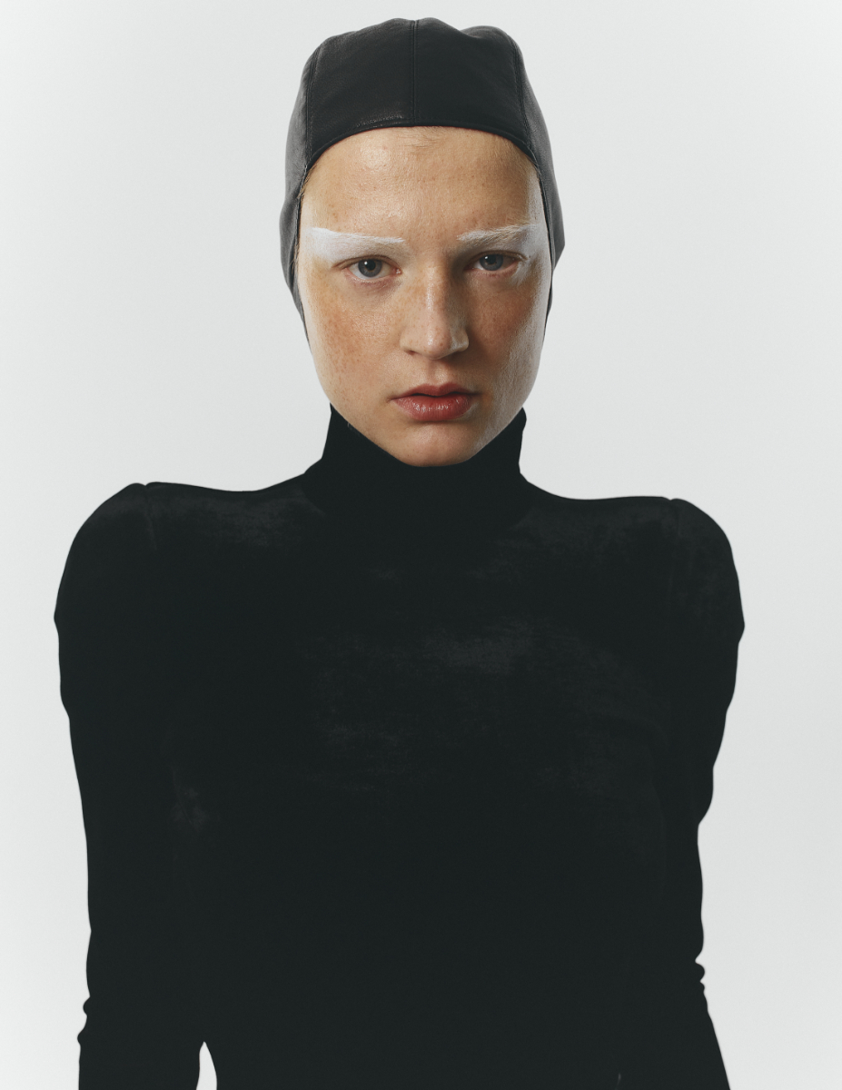 Camisola, BALENCIAGA. Headpiece, SAINT LAURENT BY ANTHONY VACCARELLO. Camisola, BALENCIAGA. Headpiece, SAINT LAURENT BY ANTHONY VACCARELLO.