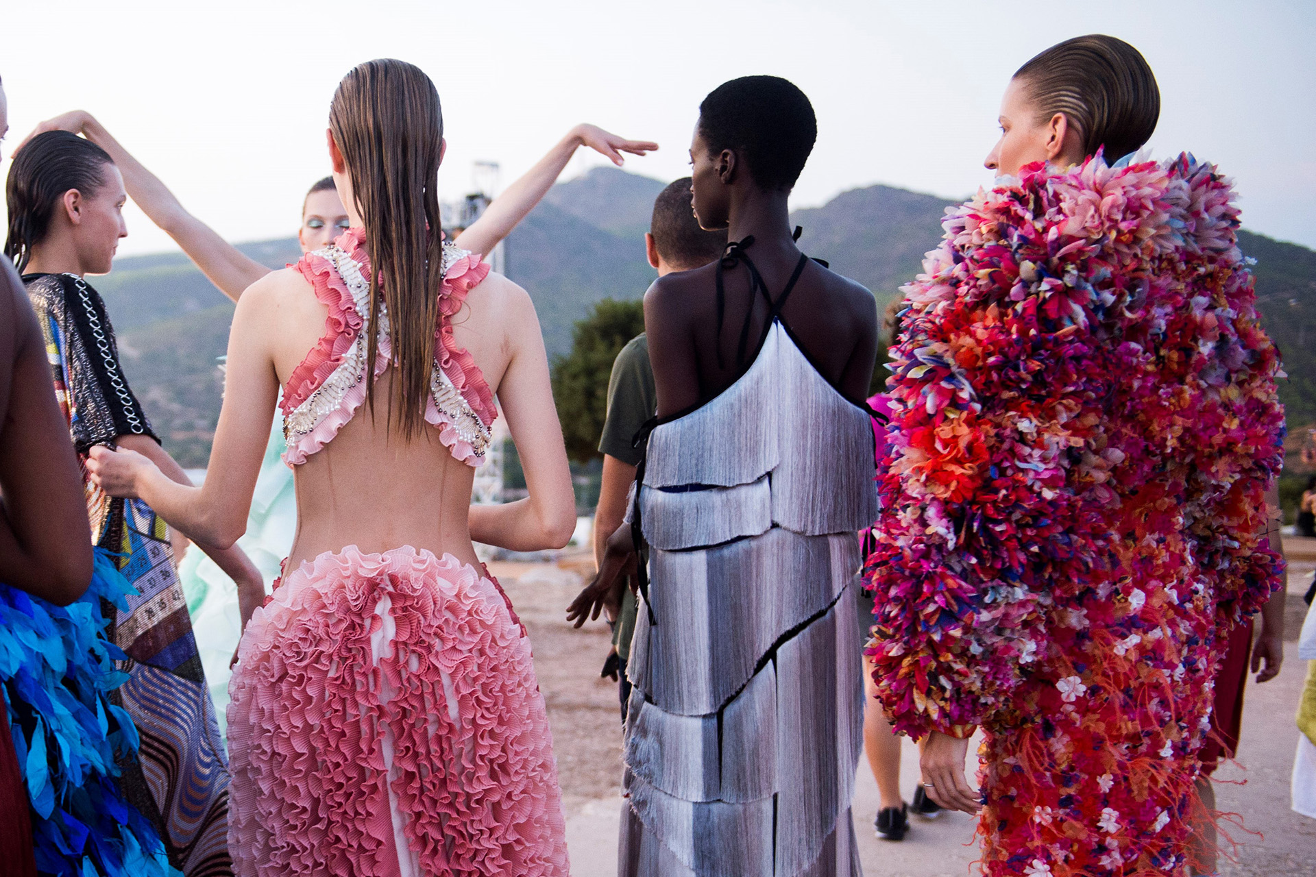 Para o desfile especial de Mary Katrantzou primavera/verão 2020, no Temple of Poseidon, em Atenas, Sam McKnight estilizou o cabelo das modelos como sereias saídas do mar @ Mary Katrantzou
