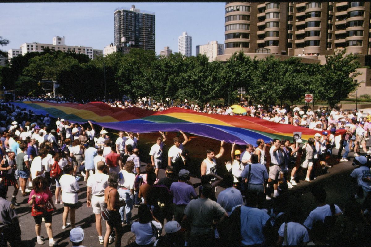 Desfile do orgulho gay no 25º aniversário dos motins de Stonewall. 28 de junho de 1994, no Stonewall Inn, em Greenwich Village.