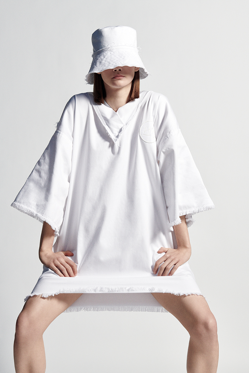 Vestido e chapéu ambos Hibu. Vogue Portugal 'White Project'. Fotografia de Branislav Simoncik. Realização de Cláudia Barros. Novembro de 2017.