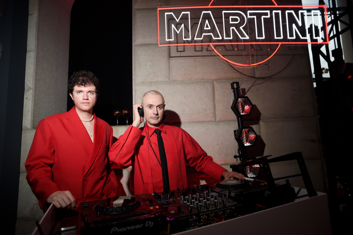 A dupla de DJs Club Domani animou a festa no famoso bar DAZI Milano.