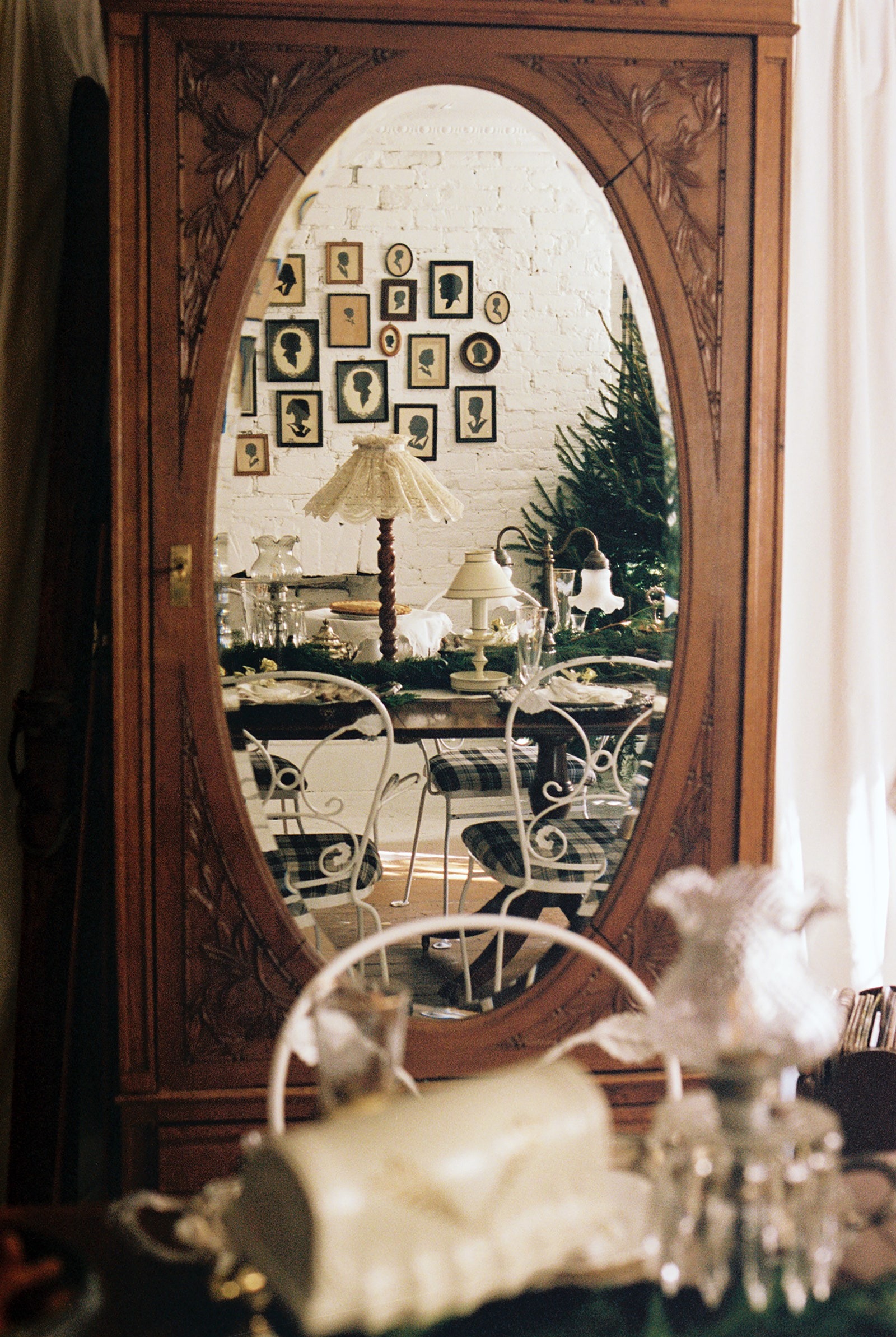 Fletcher Kasell, metade do duo Tanner Fletcher, coloca uma tarte de maçã numa boleira vintage na sua mesa festiva. “É suposto sentirmo-nos como se estivéssemoss num mundo nostálgico, mas ao mesmo tempo moderno”, diz Kasell sobre a decoração de mesa. Fletcher Kasell, metade do duo Tanner Fletcher, coloca uma tarte de maçã numa boleira vintage na sua mesa festiva. “É suposto sentirmo-nos como se estivéssemoss num mundo nostálgico, mas ao mesmo tempo moderno”, diz Kasell sobre a decoração de mesa.