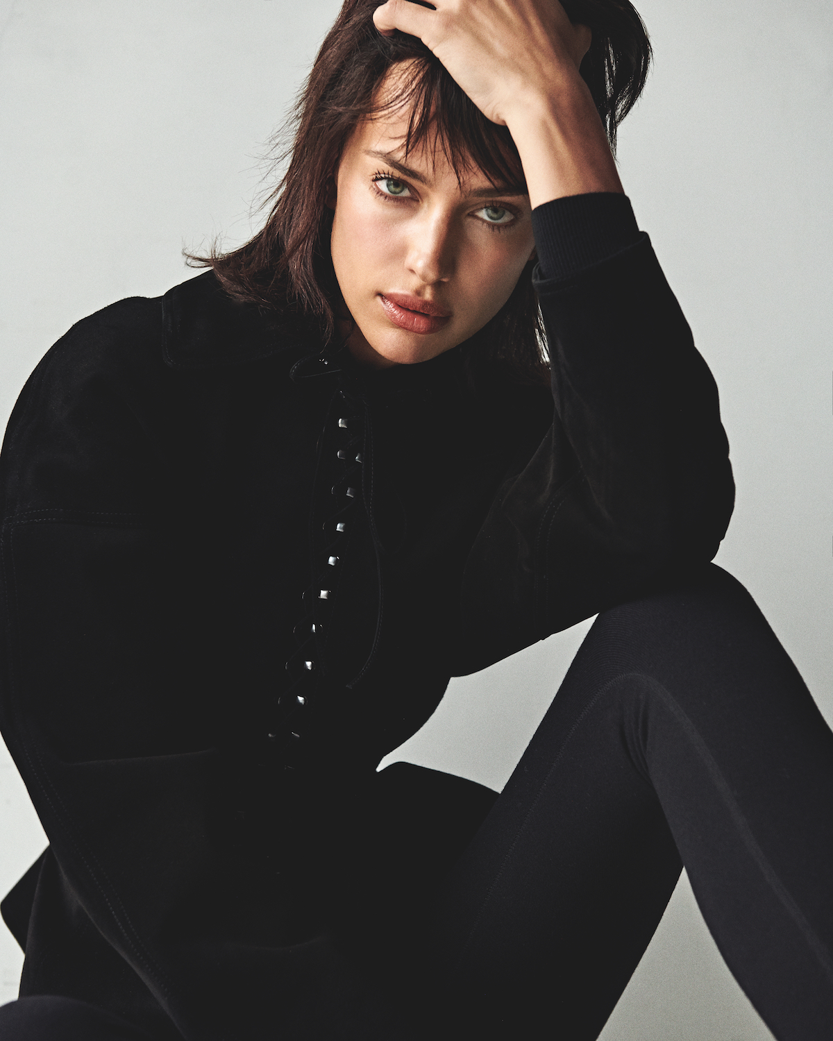 Irina Shayk. Fotografia de Branislav Simoncik. Realização de Michael Philouze.