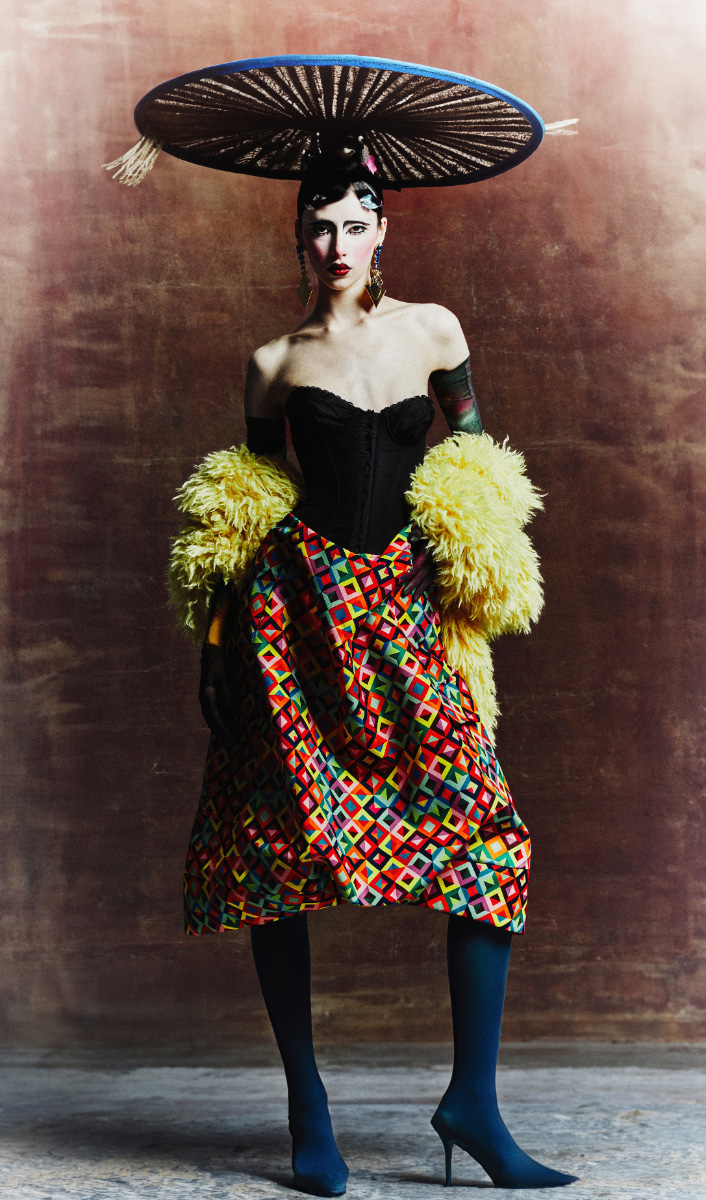 Casaco, SPORTMAX. Corset, MUGLER. Saia, COMME DES GARÇONS. Chapéu, RUSLAN BAGINSKI. Joias, MATISSE RENVER. Luvas, DRIES VAN NOTEN. Collants, LAUREN PERRIN. Sapatos, ROBERTO FESTA. Casaco, SPORTMAX. Corset, MUGLER. Saia, COMME DES GARÇONS. Chapéu, RUSLAN BAGINSKI. Joias, MATISSE RENVER. Luvas, DRIES VAN NOTEN. Collants, LAUREN PERRIN. Sapatos, ROBERTO FESTA.