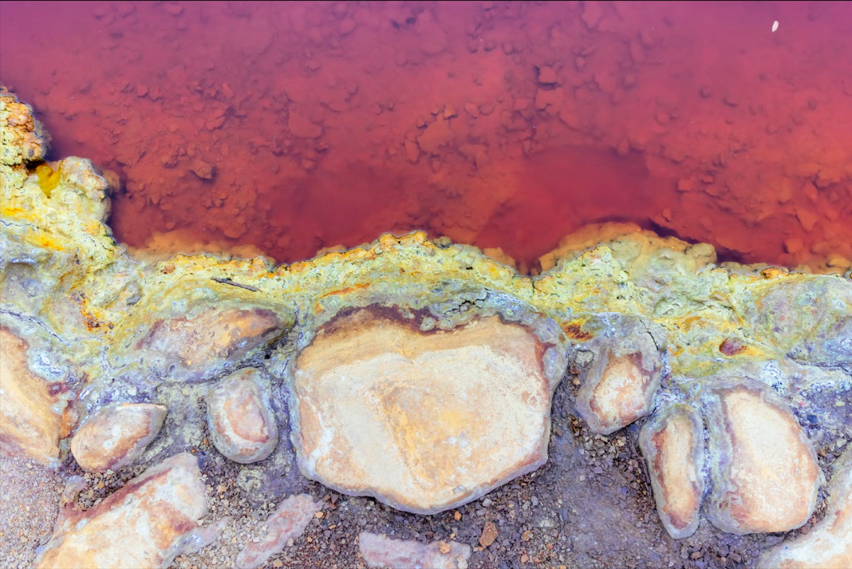 O ecossistema do Rio Tinto, na Andaluzia, foi recriado para dar origem ao fermento reidratante. © Lierac